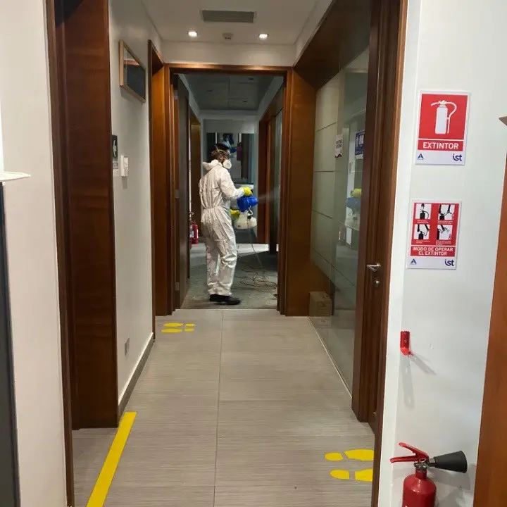 Sanitizar las oficinas es clave para evitar contagios